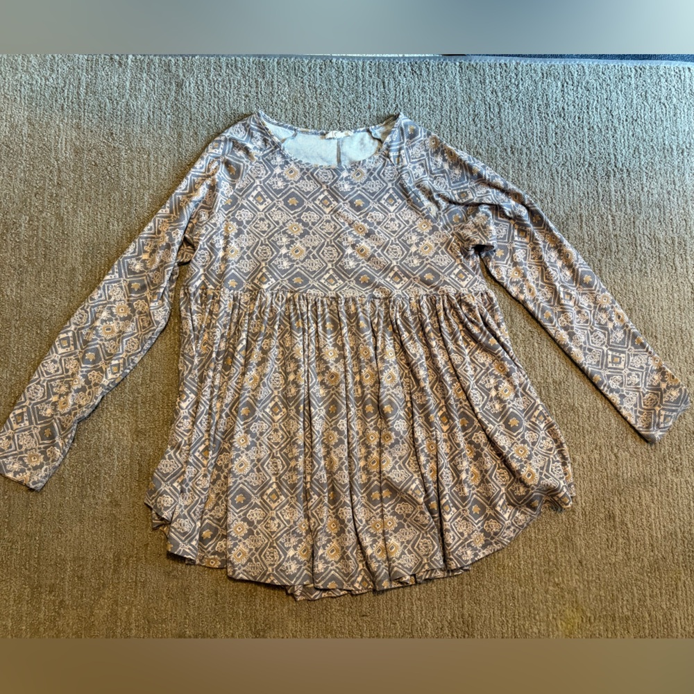 Easel Geometric Patterned Top in Gray and Cream